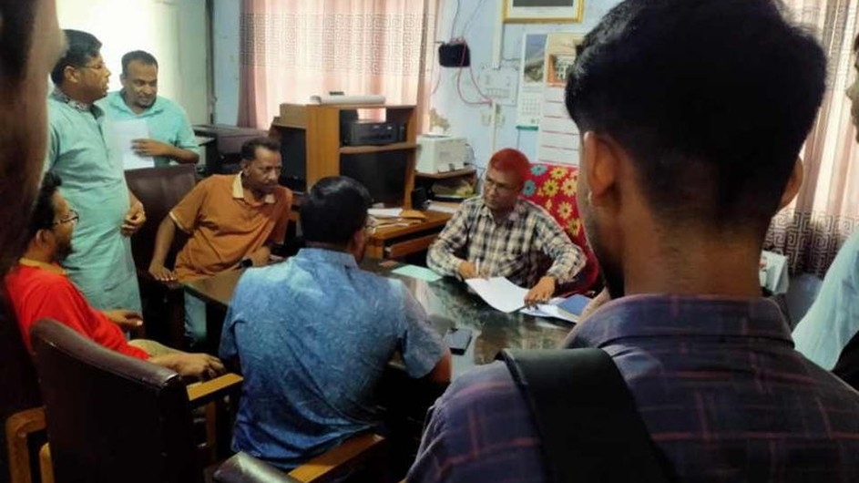 জবিতে বিভাগীয় চেয়ারম্যানের কক্ষ থেকে শেখ মুজিবের ছবি অপসারণ