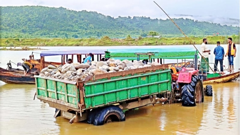 ভোলাগঞ্জে পথে পথে সাদা পাথরের স্তূপ, অধিকাংশ বিক্রি শেষ