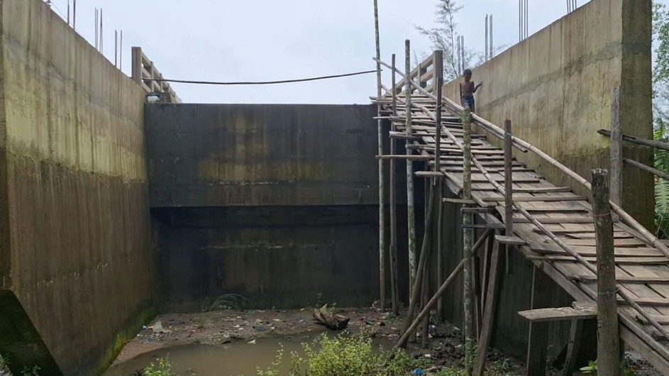 ৬ কোটি টাকার সেতু পারাপারে সাঁকোই একমাত্র ভরসা