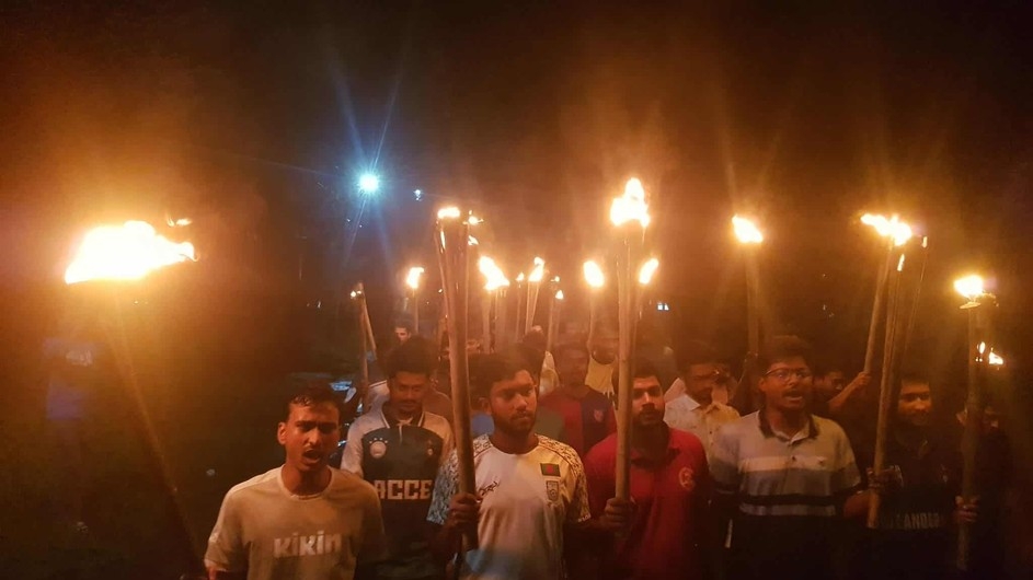 নোবিপ্রবিতে আওয়ামী ফ্যাসিস্ট সরকারের দোসর শিক্ষককে স্থায়ী বহিষ্কারের দাবিতে মশাল মিছিল