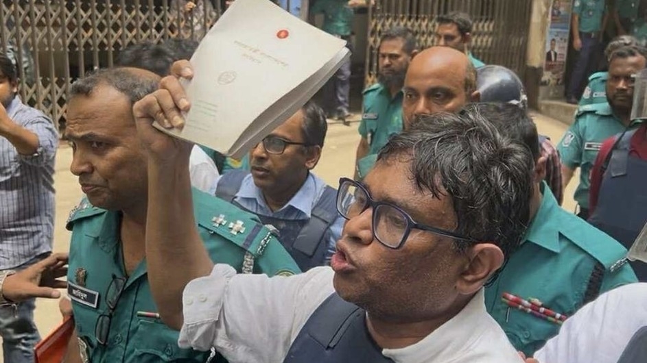 রাষ্ট্রের কাছে ৫ কোটি টাকা ক্ষতিপূরণ চাইলেন ঢাবি অধ্যাপক কার্জন