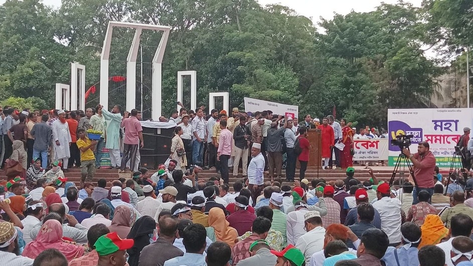 তিন দফা দাবিতে প্রাথমিক শিক্ষকদের মহাসমাবেশ চলছে, দাবি না মানলে কঠোর কর্মসূচি