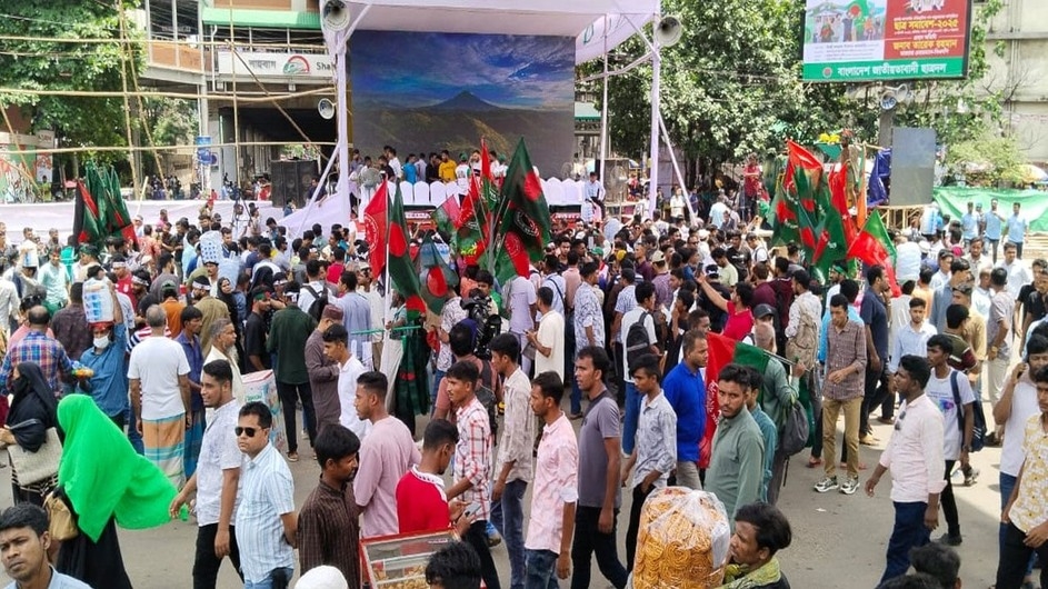 ছাত্রদলের সমাবেশ শুরুর আগে শাহবাগে জনস্রোত
