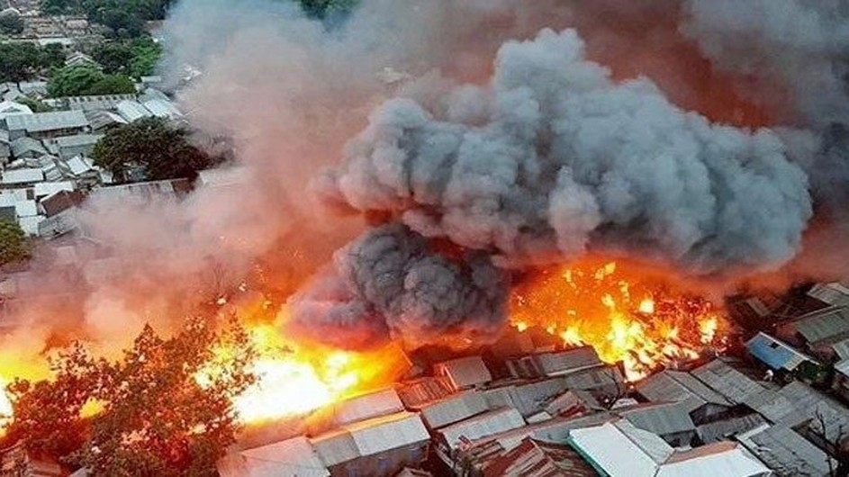 মহাখালী সাততলা বস্তিতে আগুন, যানজটে আটকা ফায়ার সার্ভিসের গাড়ি