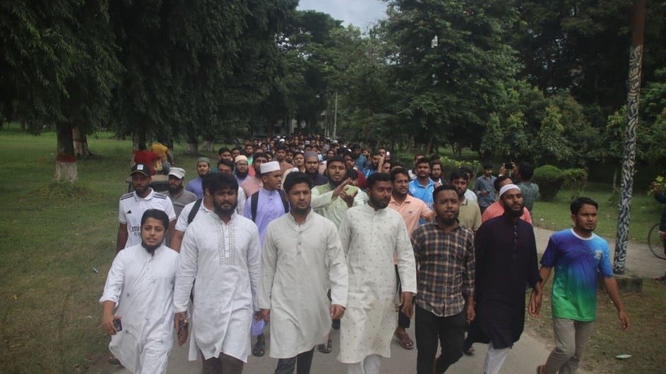 ইবি অধ্যাপকের বহিষ্কার ও বিচারের দাবিতে বিক্ষোভ