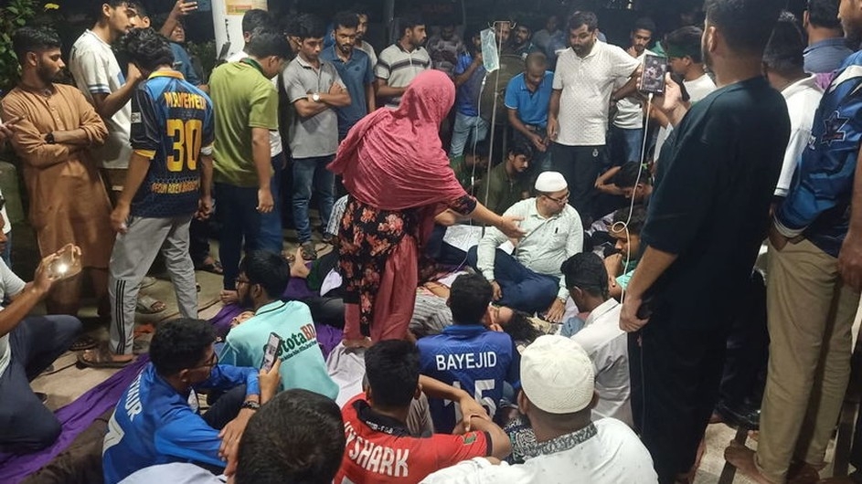 ‎বেরোবিতে ছাত্র সংসদ নির্বাচনের দাবিতে আমরণ অনশনরত দুই শিক্ষার্থী অসুস্থ