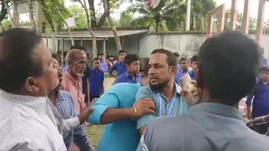 শিক্ষককে মারধর করে বাজারে ঘোরালেন বিএনপি ও ছাত্রদলের নেতাকর্মীরা