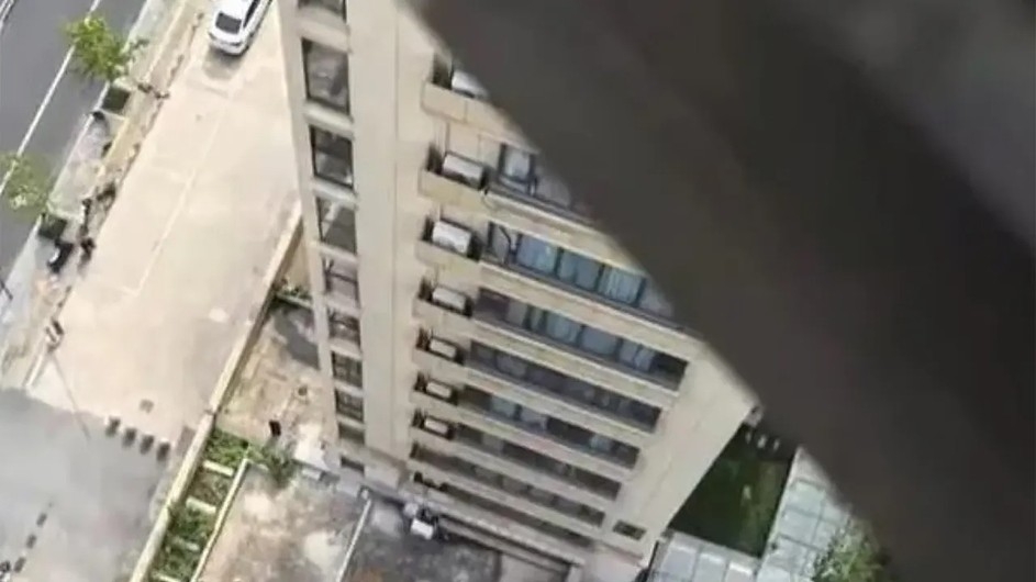 ১৮ তলা থেকে পড়েও বেঁচে গেল ৩ বছরের শিশু!