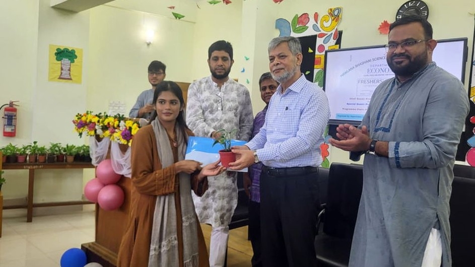 পরিবেশ রক্ষার্থে মাভাবিপ্রবি নবীন শিক্ষার্থীদের গাছ দিয়ে বরণ