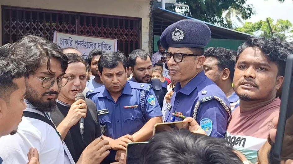 চাকরি পুনর্বহালের দাবিতে পটিয়ায় ব্যাংক অবরোধ, বন্ধ ৪৫ ব্যাংকের লেনদেন