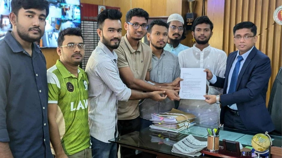 ঝুঁকিপূর্ণ মহাসড়ক দ্রুত সংস্কারের দাবিতে ইবি শিক্ষার্থীদের স্মারকলিপি