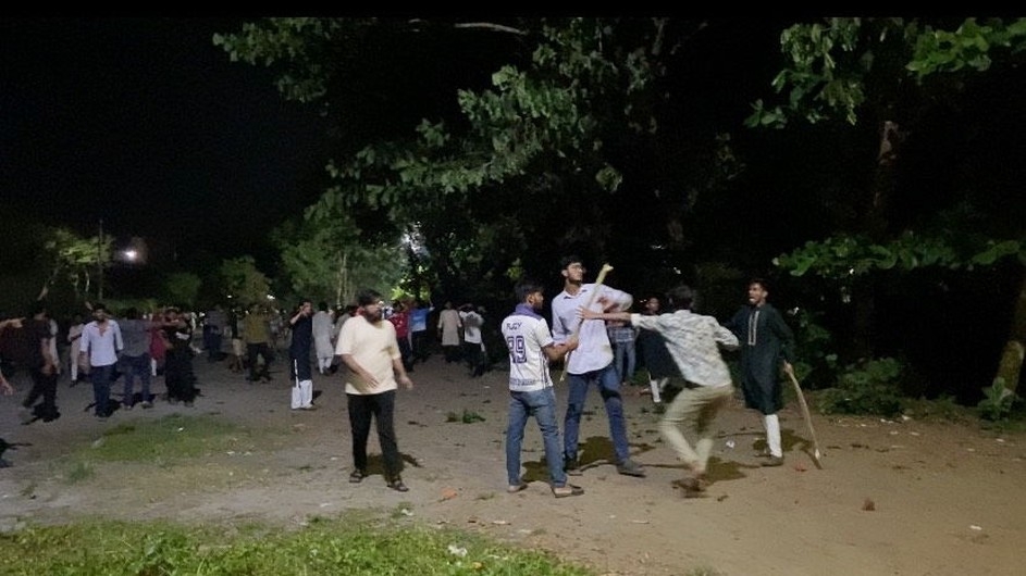 বরিশাল বিশ্ববিদ্যালয়ে ফুটবল খেলাকে কেন্দ্র করে সংঘর্ষ, উপাচার্যসহ আহত ১৪