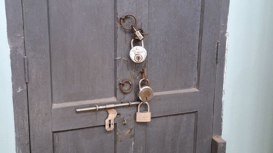 রেজাল্ট না দেওয়ায় আরবী বিভাগে ২য় বারের মতো তালা দিল শিক্ষার্থীরা