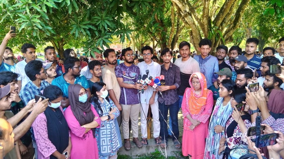 হল ছাড়ার নির্দেশনাকে প্রত্যাখ্যান করে ছয় দফা দাবি বাকৃবি শিক্ষার্থীদের