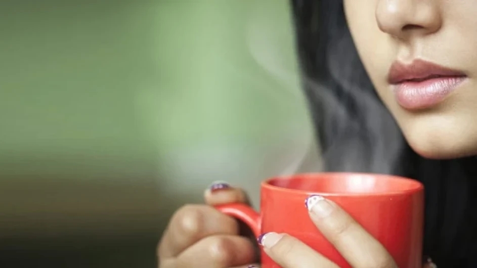 খালি পেটে কুসুম গরম পানি খেলে কী হয়?