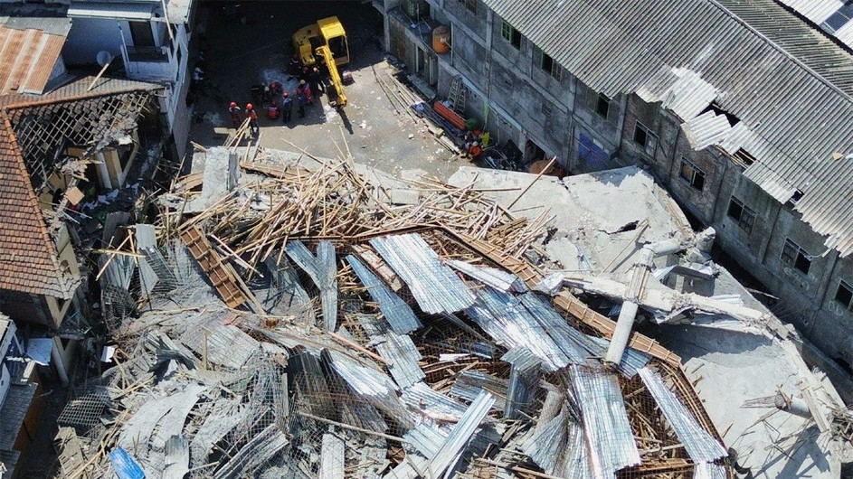 ইন্দোনেশিয়ায় স্কুলভবন ধসে নিহত ৫০