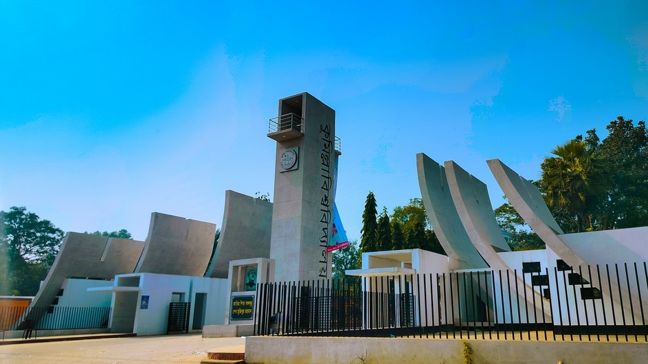 বাসে কুবি শিক্ষার্থীকে হেনস্তা, মুচলেকা দিয়ে জব্দ বাস ছাড়িয়ে নিল মালিকপক্ষ