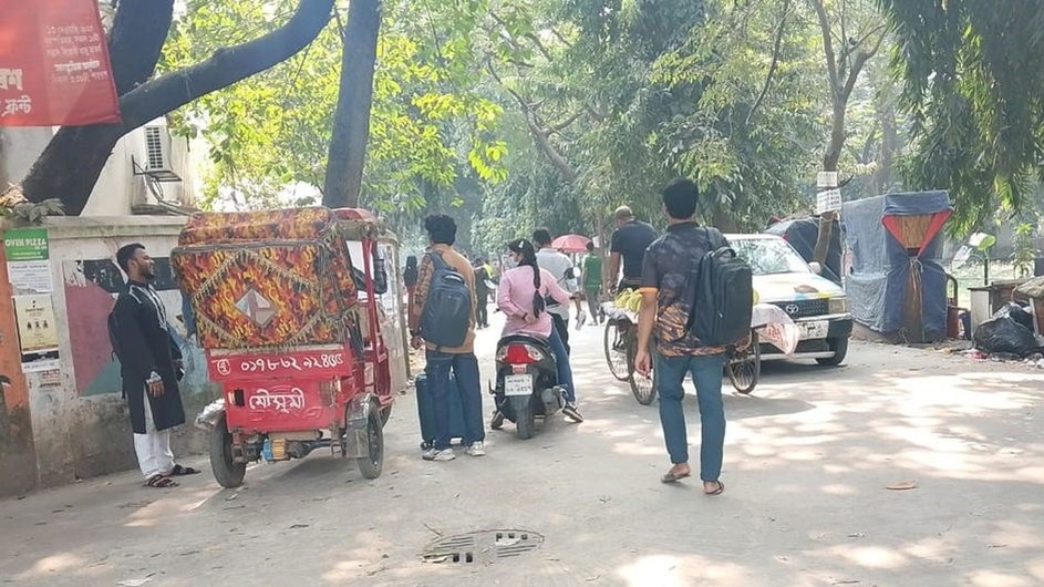 ঢাবি বন্ধের সিদ্ধান্তে হল ছাড়তে শুরু করেছেন শিক্ষার্থীরা