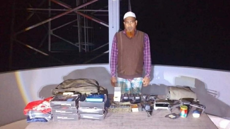 টেকনাফে সাবেক ইউপি সদস্য আটক, বাড়ি থেকে রোহিঙ্গা সশস্ত্র গোষ্ঠীর ব্যবহৃত সরঞ্জাম উদ্ধার