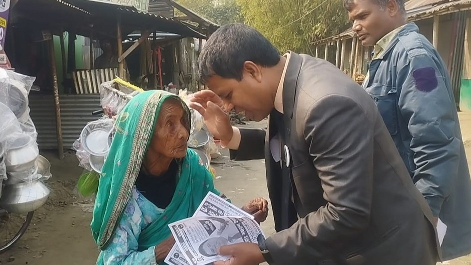 দিনভর লিফলেট বিতরণ-ব্যাপক গণসংযোগ করলেন কুড়িগ্রাম-২ আসনে এবি পার্টি প্রার্থী