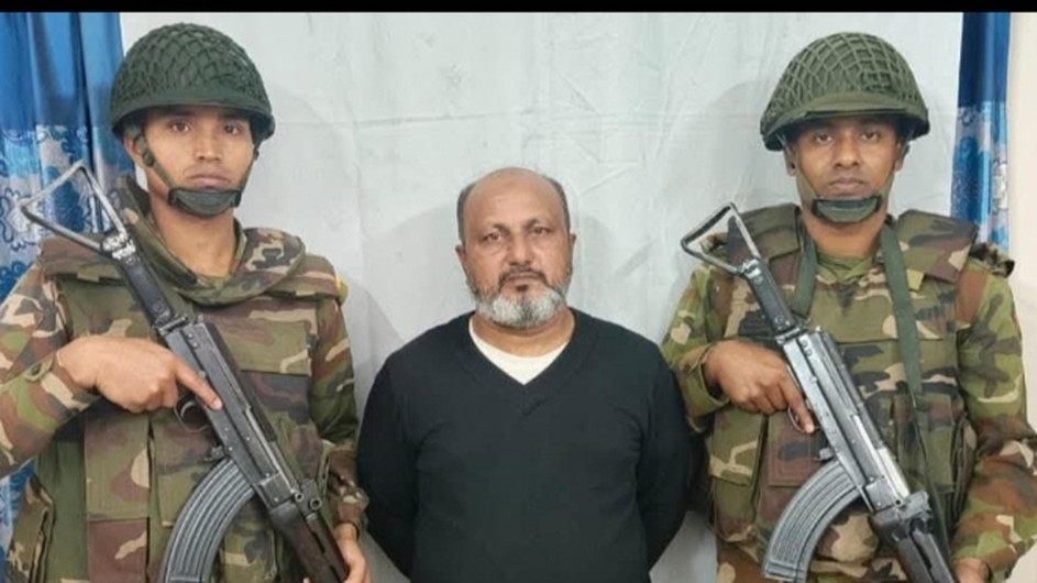 বানারীপাড়ায় সেনাবাহিনীর হাতে আটক ৫ বছরের সাজাপ্রাপ্ত পলাতক আসামি