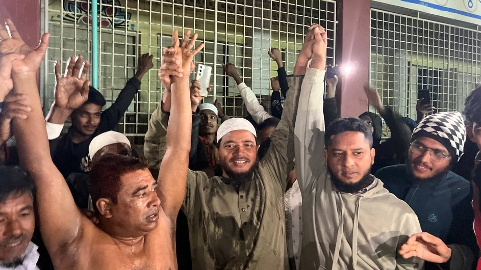 দুধ দিয়ে গোসলের মধ্য দিয়ে বিএনপির প্রায় ৩শত নেতাকর্মীর জামায়াতে যোগদান