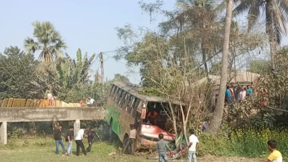 বোয়ালমারীতে ভয়াবহ সড়ক দুর্ঘটনা: অন্তত ৭ জন আহত, দুজনের অবস্থা আশঙ্কাজনক