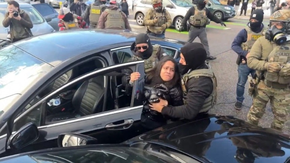 যুক্তরাষ্ট্রে বাংলাদেশি বংশোদ্ভূত নারীকে টেনেহিঁচড়ে গাড়ি থেকে নামাল আইস এজেন্টরা