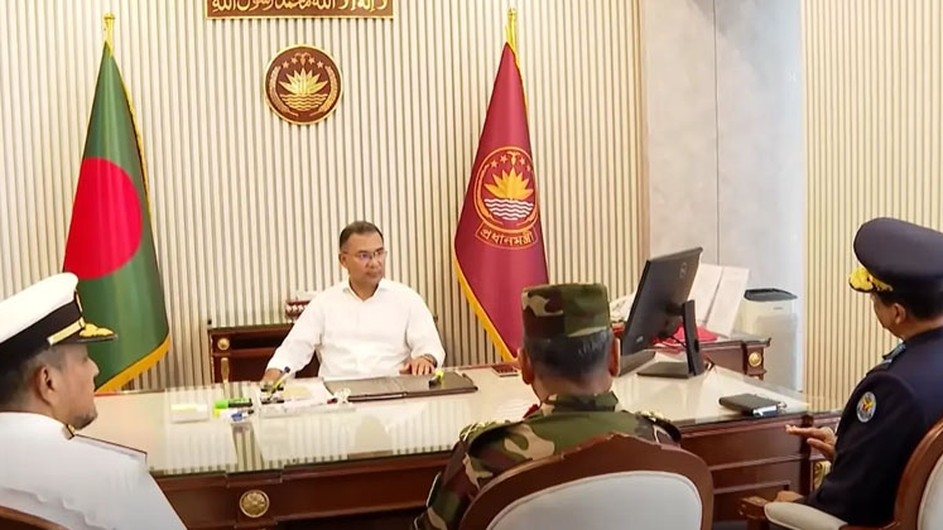 প্রধানমন্ত্রীর সাথে তিন বাহিনী প্রধানের সাক্ষাৎ