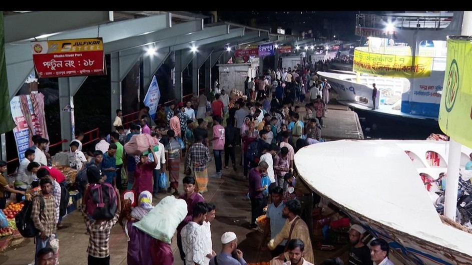 ঘরমুখো মানুষের ভিড়ে সরগরম সদরঘাট লঞ্চ টার্মিনাল