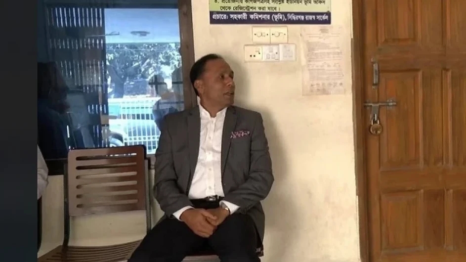 ভূমি অফিসের কক্ষে তালা, বারান্দায় বসেছিলেন প্রতিমন্ত্রী