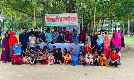 ইবিতে সুবিধাবঞ্চিত শিশুদের মৌসুমী ফল খাওয়ালো 'সিআরসি'