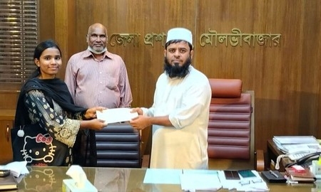 চা-বাগানে বেড়ে ওঠা মেধাবী ছাত্রীকে সংবর্ধনা