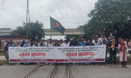 শিক্ষার্থীদের রেলপথ অবরোধ, ঢাকা-রাজশাহী ট্রেন যোগাযােগ বন্ধ