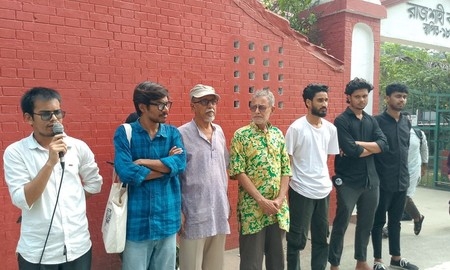 অরক্ষিত ফুটপাত, আ'শ'ঙ্কা'জনক অবস্থায় হাসপাতালে রাজশাহী কলেজের শিক্ষার্থী