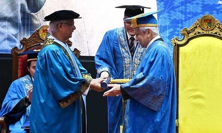 প্রধান উপদেষ্টাকে সম্মানসূচক ডক্টরেট ডিগ্রি দিলো ইউকেএম