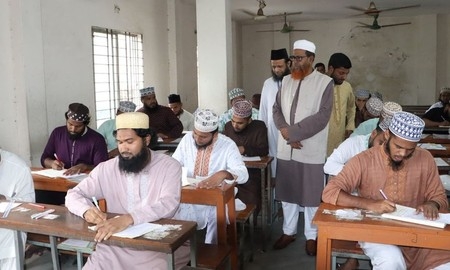 ইআবির অধীনে কামিল (মাস্টার্স) পরীক্ষা শুরু কেন্দ্র পরিদর্শনে উপাচার্য