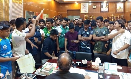 নিজ ক্যাম্পাসে পরিক্ষা আয়োজনের দাবিতে সাত কলেজ শিক্ষার্থীদের স্মারকলিপি