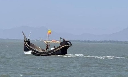 ১২ জেলেকে ধরে নিয়ে গেল আরাকান আর্মি