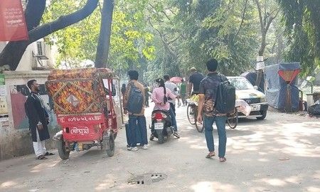 ঢাবি বন্ধের সিদ্ধান্তে হল ছাড়তে শুরু করেছেন শিক্ষার্থীরা