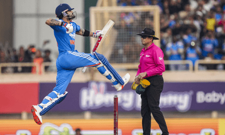 টানা দুই ম্যাচে সেঞ্চুরি করলেন কোহলি