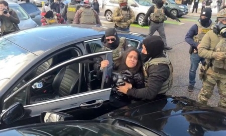 যুক্তরাষ্ট্রে বাংলাদেশি বংশোদ্ভূত নারীকে টেনেহিঁচড়ে গাড়ি থেকে নামাল আইস এজেন্টরা