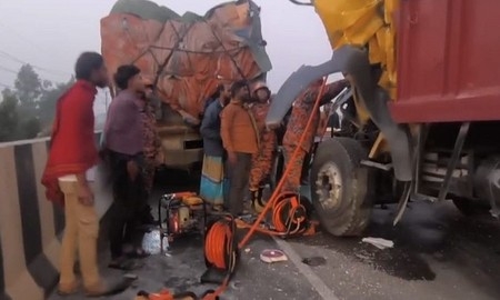 ঢাকা-মাওয়া এক্সপ্রেসওয়েতে ট্রাকের ধাক্কায় নিহত ১