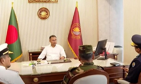 প্রধানমন্ত্রীর সাথে তিন বাহিনী প্রধানের সাক্ষাৎ