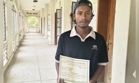 ফরম পূরণ করতে এসে জানতে পারে আগের বছরই পাস করেছে!