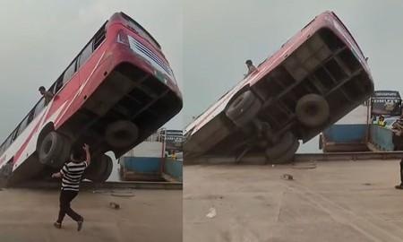 দৌলতদিয়ায় ফেরিতে উঠতে গিয়ে যাত্রীবাহী বাস উল্টে পদ্মা নদীতে, হতাহতের শঙ্কা